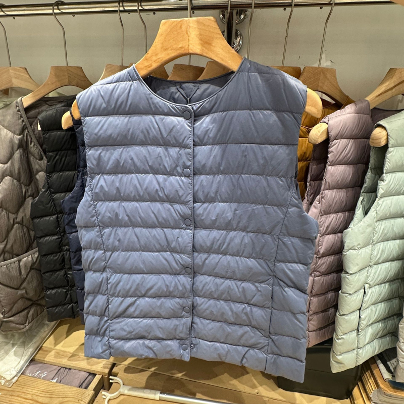 Moteriška liemenė iš antis pūkų, apvalus kaklas, vienos eilės užtrauktukas, pūkų sudėtis 50%, ilgis 50–65 cm