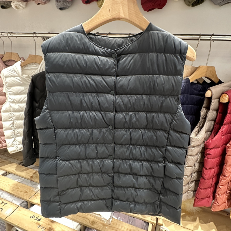 Moteriška liemenė iš antis pūkų, apvalus kaklas, vienos eilės užtrauktukas, pūkų sudėtis 50%, ilgis 50–65 cm