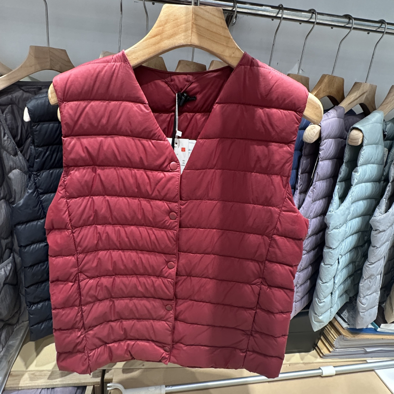 Moteriška liemenė iš antis pūkų, apvalus kaklas, vienos eilės užtrauktukas, pūkų sudėtis 50%, ilgis 50–65 cm