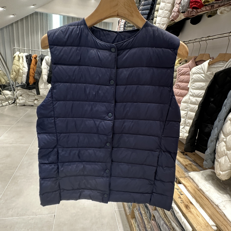 Moteriška liemenė iš antis pūkų, apvalus kaklas, vienos eilės užtrauktukas, pūkų sudėtis 50%, ilgis 50–65 cm