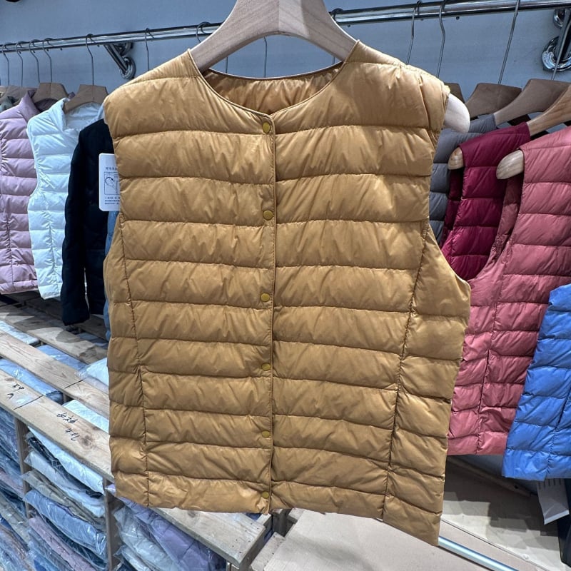 Moteriška liemenė iš antis pūkų, apvalus kaklas, vienos eilės užtrauktukas, pūkų sudėtis 50%, ilgis 50–65 cm