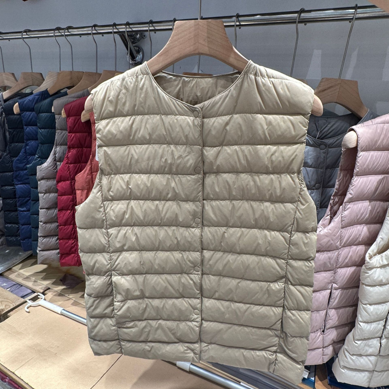 Moteriška liemenė iš antis pūkų, apvalus kaklas, vienos eilės užtrauktukas, pūkų sudėtis 50%, ilgis 50–65 cm