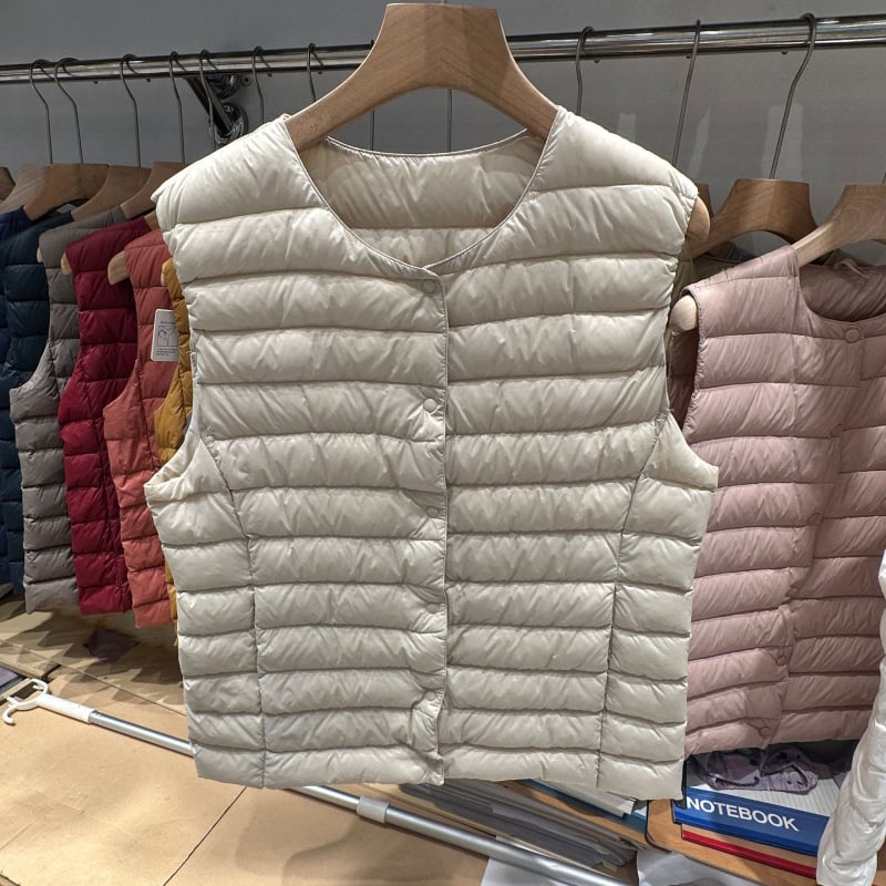 Moteriška liemenė iš antis pūkų, apvalus kaklas, vienos eilės užtrauktukas, pūkų sudėtis 50%, ilgis 50–65 cm