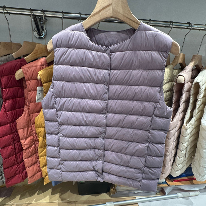 Moteriška liemenė iš antis pūkų, apvalus kaklas, vienos eilės užtrauktukas, pūkų sudėtis 50%, ilgis 50–65 cm