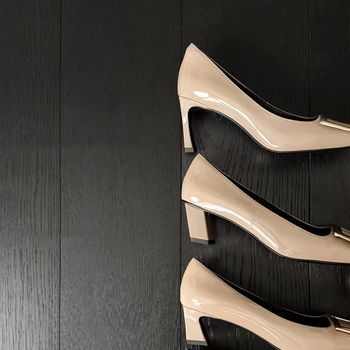 Moterys batai su kvadratine sagtimi ir kvadratine nosimi, storas kulnas 3-6 cm, patentuota oda, vidpadis iš avies odos