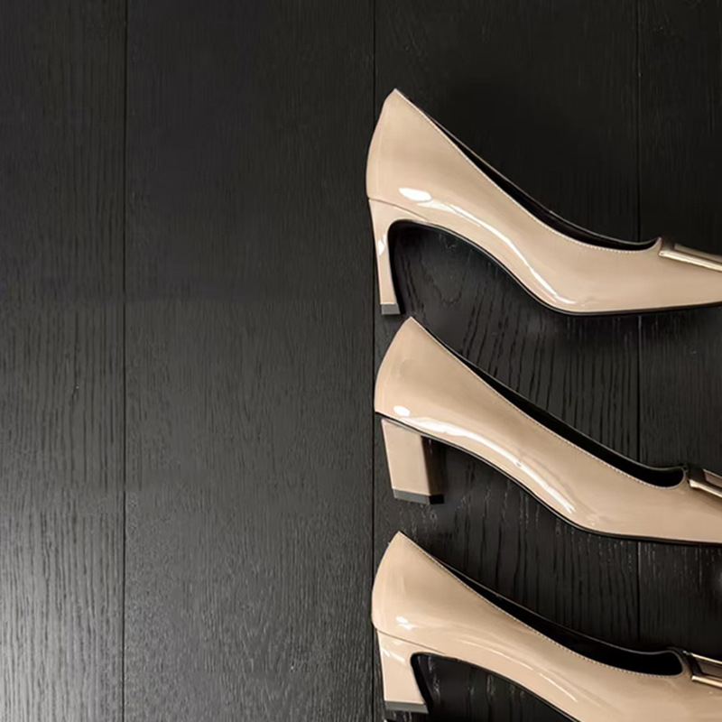 Moterys batai su kvadratine sagtimi ir kvadratine nosimi, storas kulnas 3-6 cm, patentuota oda, vidpadis iš avies odos