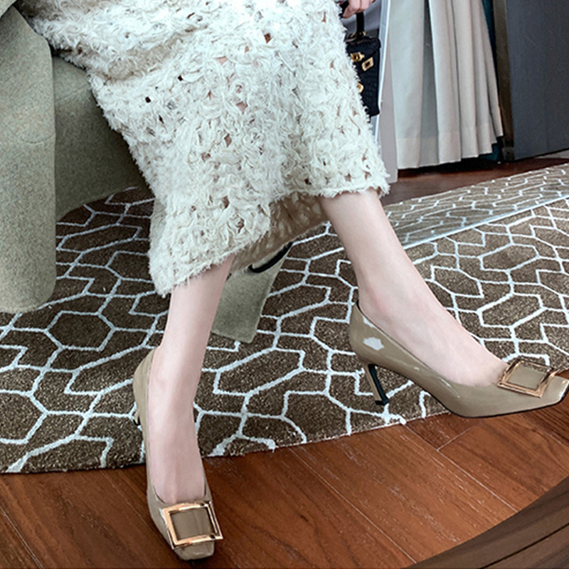 Moterys batai su kvadratine sagtimi ir kvadratine nosimi, storas kulnas 3-6 cm, patentuota oda, vidpadis iš avies odos