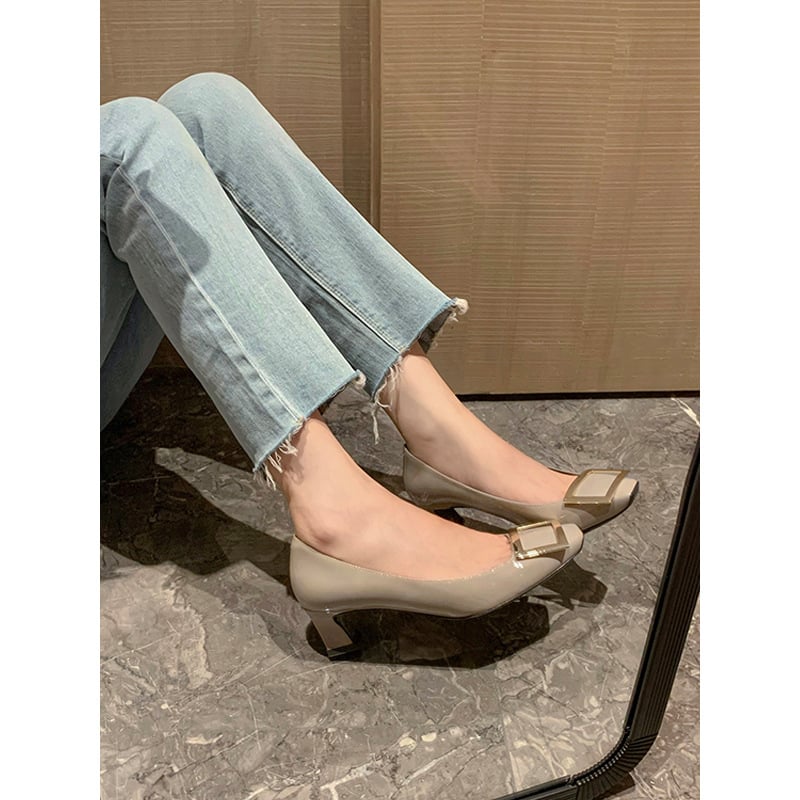 Moterys batai su kvadratine sagtimi ir kvadratine nosimi, storas kulnas 3-6 cm, patentuota oda, vidpadis iš avies odos