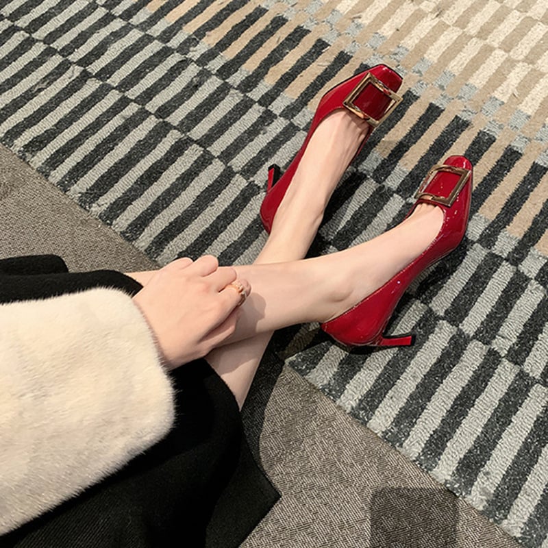 Moterys batai su kvadratine sagtimi ir kvadratine nosimi, storas kulnas 3-6 cm, patentuota oda, vidpadis iš avies odos