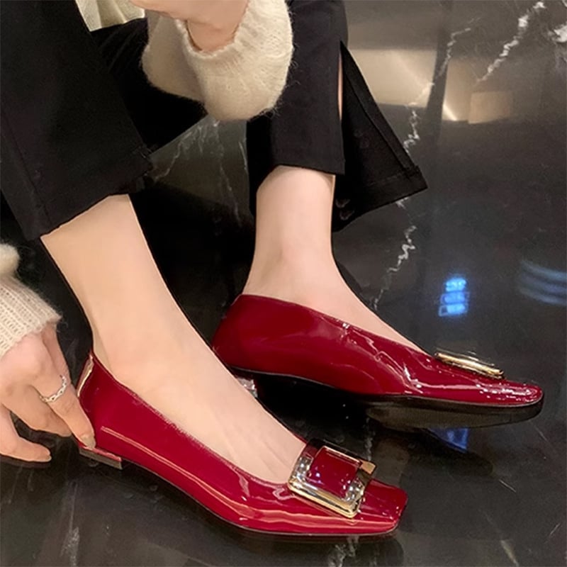 Moterys batai su kvadratine sagtimi ir kvadratine nosimi, storas kulnas 3-6 cm, patentuota oda, vidpadis iš avies odos