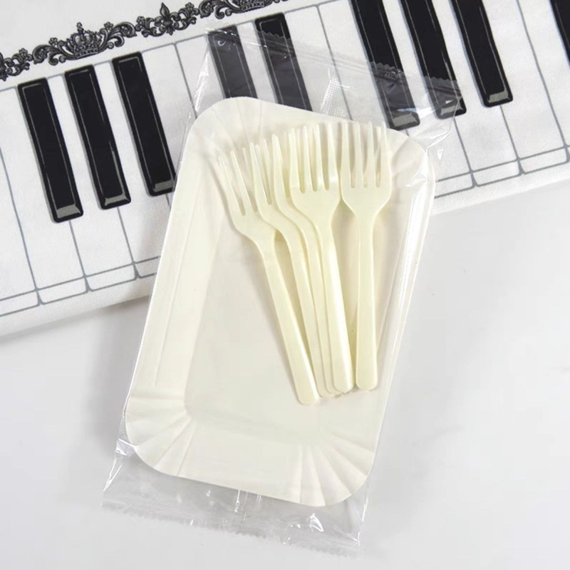 Vienkartinis popierinių lėkštčių ir šaukštų rinkinys gimtadienio šventei – įskaitant lėkštes ir šakutes, medžiaga: popierius, pritaikymas