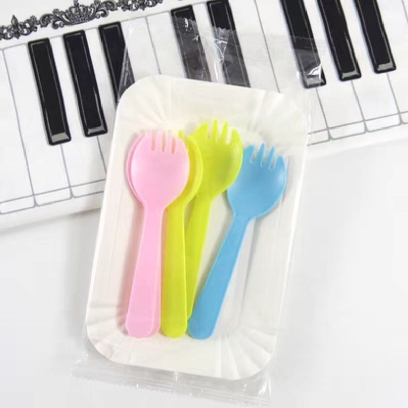 Vienkartinis popierinių lėkštčių ir šaukštų rinkinys gimtadienio šventei – įskaitant lėkštes ir šakutes, medžiaga: popierius, pritaikymas