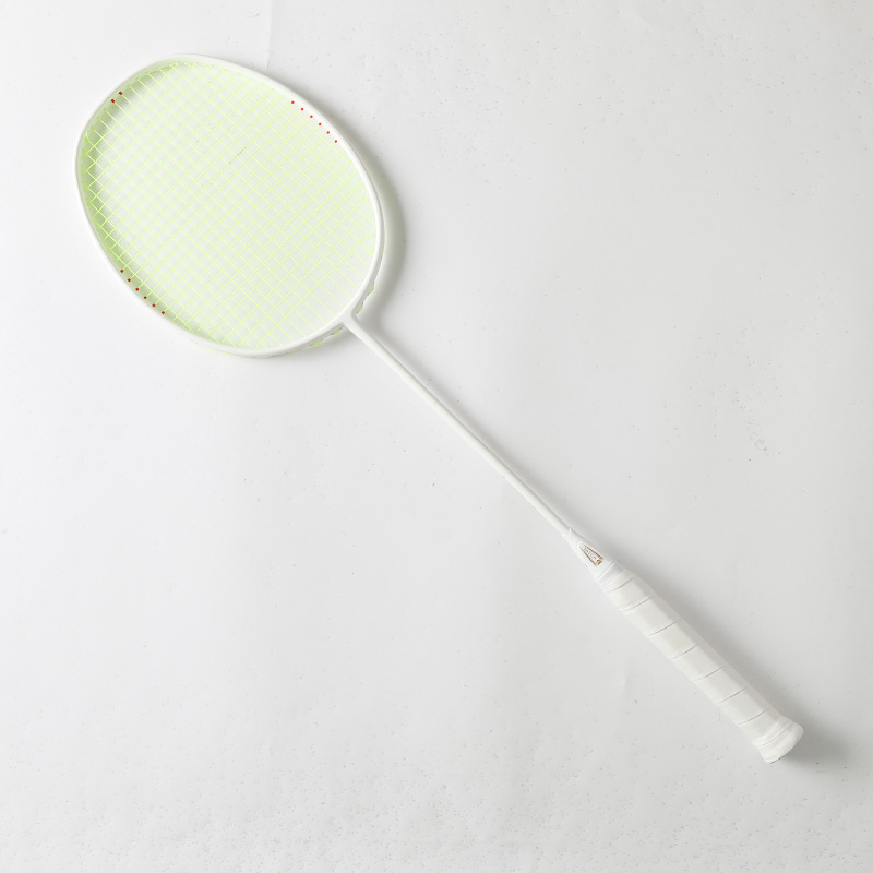 Raketa za badminton s okvirom od karbonskih vlakana, težina 80-84 g, drška G4, direktan udarac, za početnike
