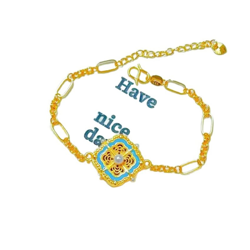 Гривна за жени от мед с златно покритие, четирилистна детелина и емалена панделка, регулираема