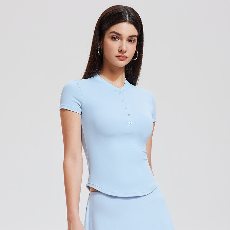 Sportinis komplektas: V kaklo Henley stilia trumpomis rankovėmis viršus, greitai džiūstantis nailono/spandekso audinys (82% nailonas, 18% spandekso), aukšta elastė; komplekte – viršus ir sijonas; tinkamas vasarai, pavasariui, rudeniui