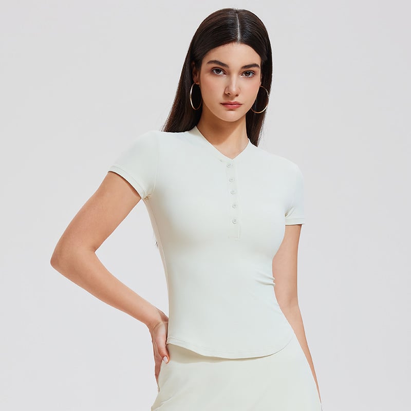 Sportinis komplektas: V kaklo Henley stilia trumpomis rankovėmis viršus, greitai džiūstantis nailono/spandekso audinys (82% nailonas, 18% spandekso), aukšta elastė; komplekte – viršus ir sijonas; tinkamas vasarai, pavasariui, rudeniui