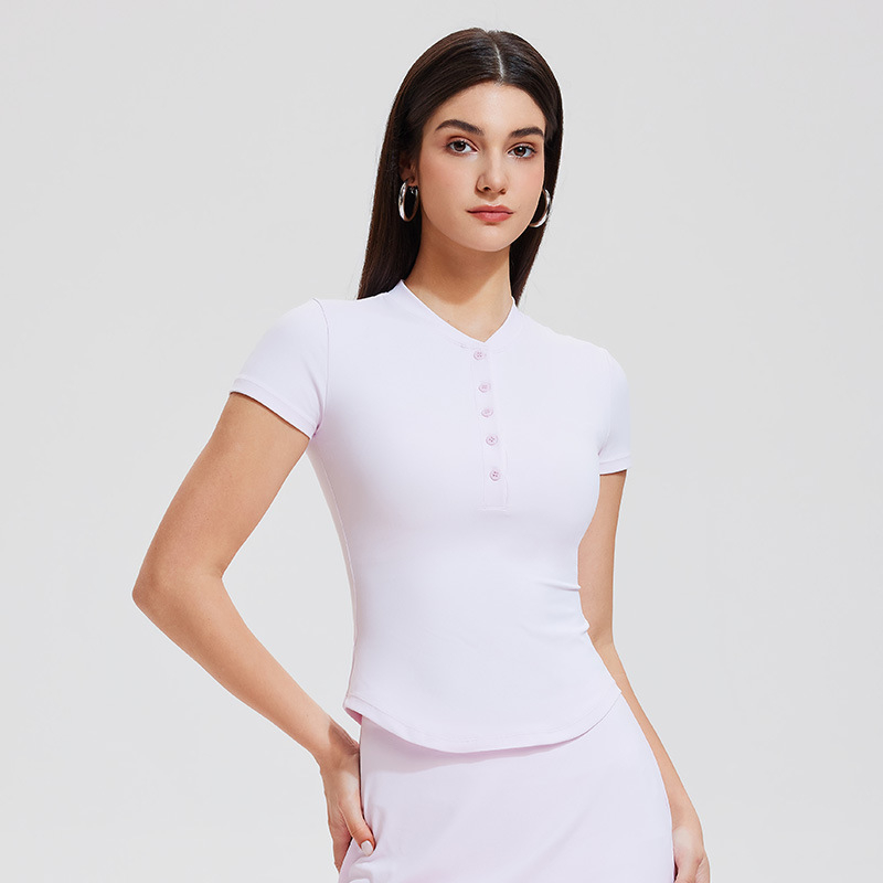 Sportinis komplektas: V kaklo Henley stilia trumpomis rankovėmis viršus, greitai džiūstantis nailono/spandekso audinys (82% nailonas, 18% spandekso), aukšta elastė; komplekte – viršus ir sijonas; tinkamas vasarai, pavasariui, rudeniui