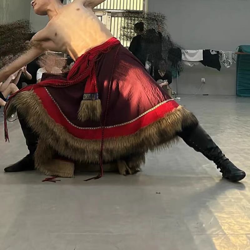 Mongolijas etniskā deju apģērbs vīriešiem – brīvs piegriezums, kardigan stila apģērbs ar seisa apkakli, garas piedurknes, 100% poliesteris