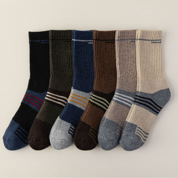 Vyrinės Merino vilnos slidinėjimo kojinės – aukštas tunelis, be siūlių konstrukcija, greitai džiūsta, prieš slydimą, prieš trintį, 30–50% Merino vilna, 96 adatų mezginys, žiemai ir rudeniui