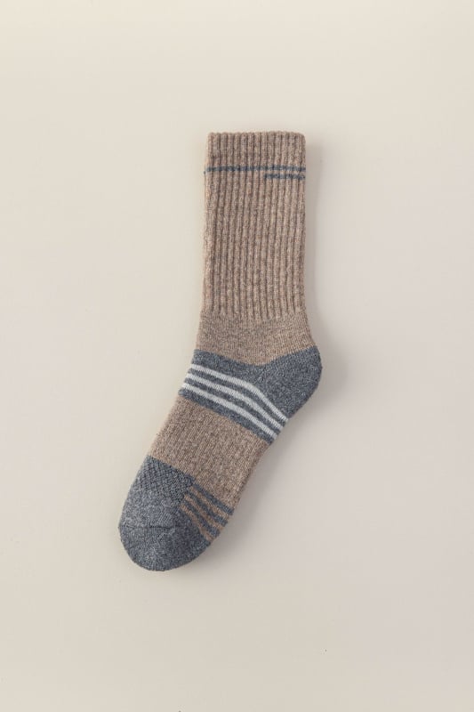 Vyrinės Merino vilnos slidinėjimo kojinės – aukštas tunelis, be siūlių konstrukcija, greitai džiūsta, prieš slydimą, prieš trintį, 30–50% Merino vilna, 96 adatų mezginys, žiemai ir rudeniui