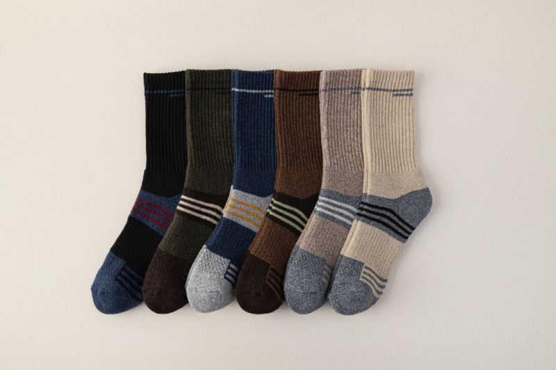 Vyrinės Merino vilnos slidinėjimo kojinės – aukštas tunelis, be siūlių konstrukcija, greitai džiūsta, prieš slydimą, prieš trintį, 30–50% Merino vilna, 96 adatų mezginys, žiemai ir rudeniui