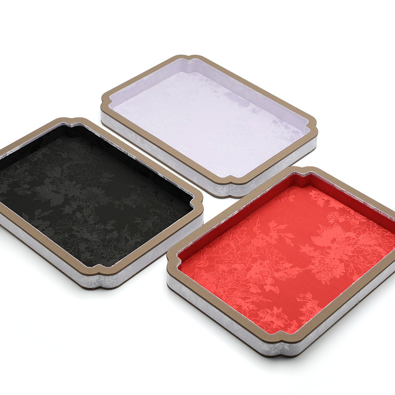 Поставка за бижута в дворцов стил – масивно дърво, държач за гривни от нефрит, произход Шънжен, пролет 2023.