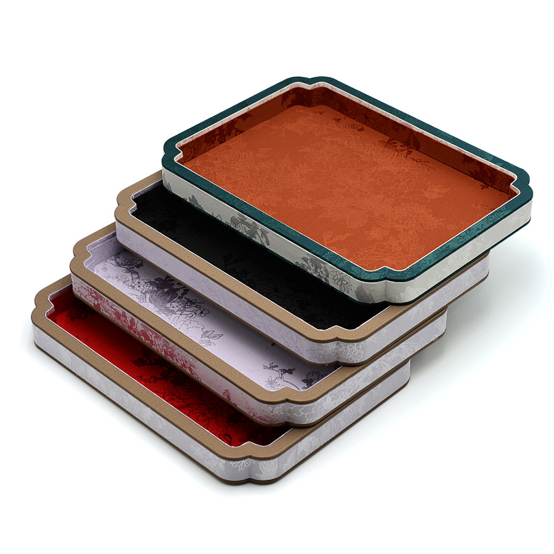 Поставка за бижута в дворцов стил – масивно дърво, държач за гривни от нефрит, произход Шънжен, пролет 2023.