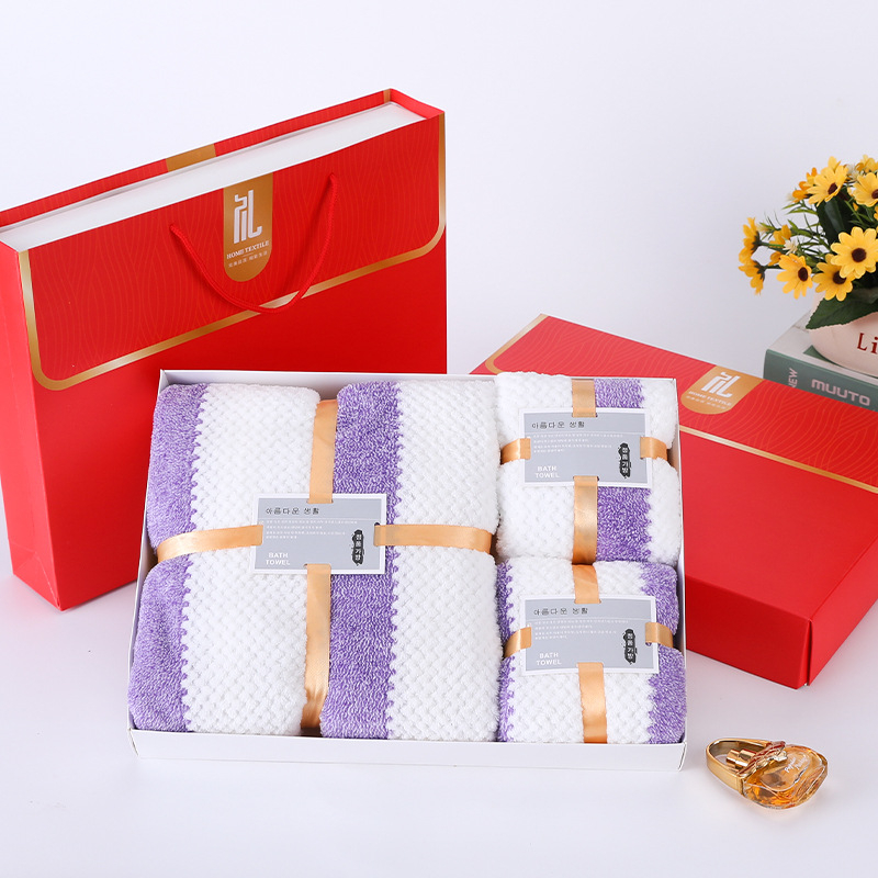 Dovanų rankšluosnių rinkinys dėžutėje – koralo flisas; pritaikomas; logotipo spausdinimas; svoris 600 g (Medžiaga: koralinis flisas; Pakuotė: dovanų dėžutė; Pritaikymas: Taip; Logotipo spausdinimas: Taip; Svoris: 600 g)