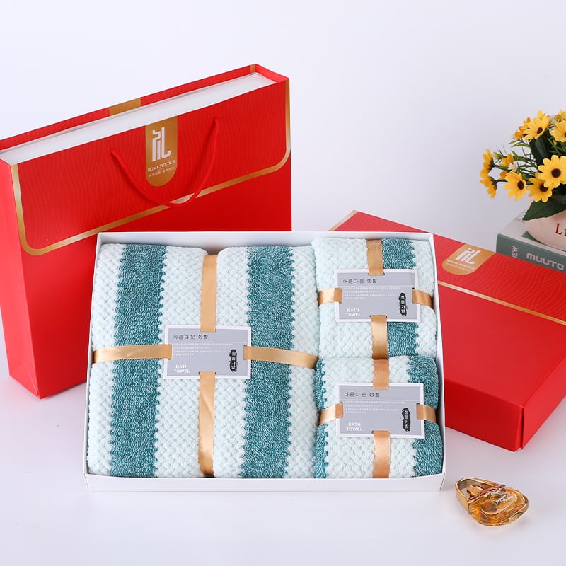 Dovanų rankšluosnių rinkinys dėžutėje – koralo flisas; pritaikomas; logotipo spausdinimas; svoris 600 g (Medžiaga: koralinis flisas; Pakuotė: dovanų dėžutė; Pritaikymas: Taip; Logotipo spausdinimas: Taip; Svoris: 600 g)