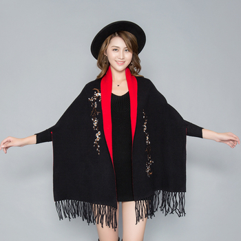 Női kötött pléd-sál ujjakkal és hímzett részletekkel, imitációs kasmír, szélesség 70 cm, monokróm mintázat