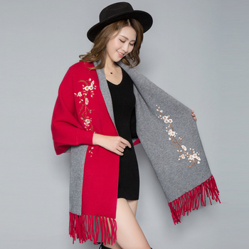 Női kötött pléd-sál ujjakkal és hímzett részletekkel, imitációs kasmír, szélesség 70 cm, monokróm mintázat