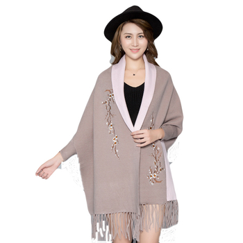 Női kötött pléd-sál ujjakkal és hímzett részletekkel, imitációs kasmír, szélesség 70 cm, monokróm mintázat