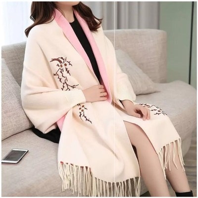 Női kötött pléd-sál ujjakkal és hímzett részletekkel, imitációs kasmír, szélesség 70 cm, monokróm mintázat