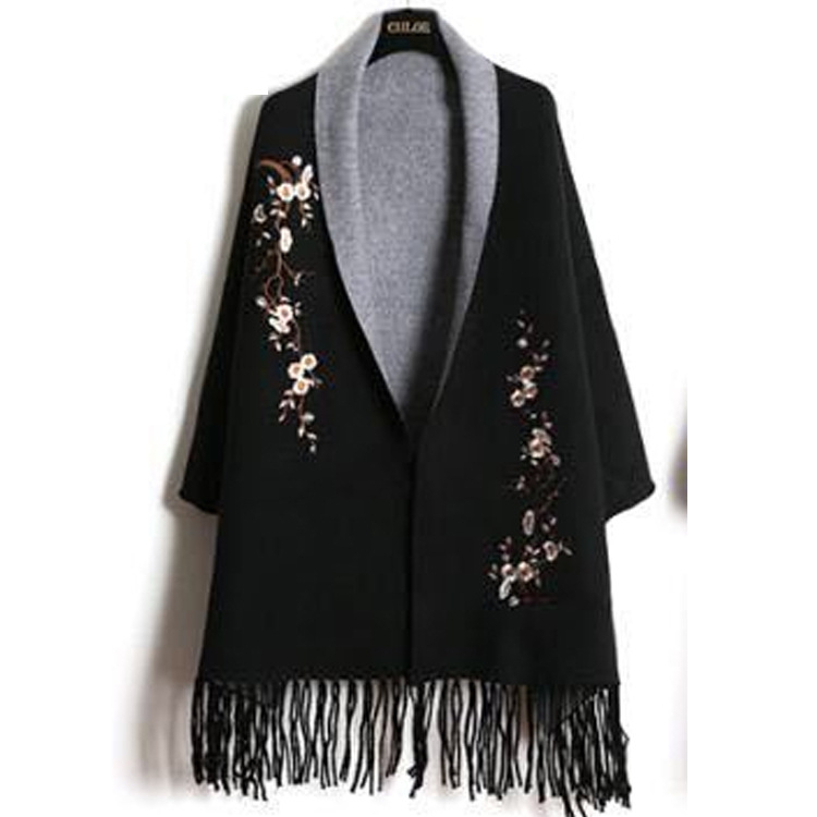 Női kötött pléd-sál ujjakkal és hímzett részletekkel, imitációs kasmír, szélesség 70 cm, monokróm mintázat