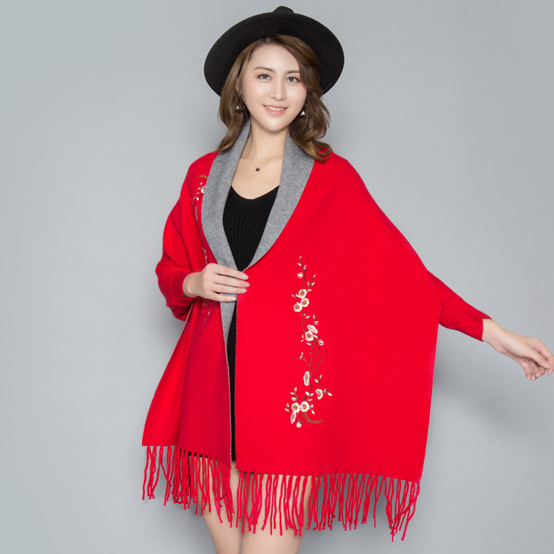 Női kötött pléd-sál ujjakkal és hímzett részletekkel, imitációs kasmír, szélesség 70 cm, monokróm mintázat