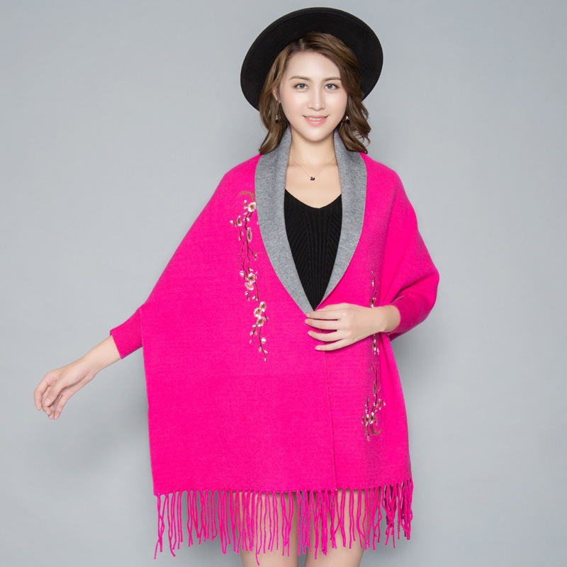 Női kötött pléd-sál ujjakkal és hímzett részletekkel, imitációs kasmír, szélesség 70 cm, monokróm mintázat