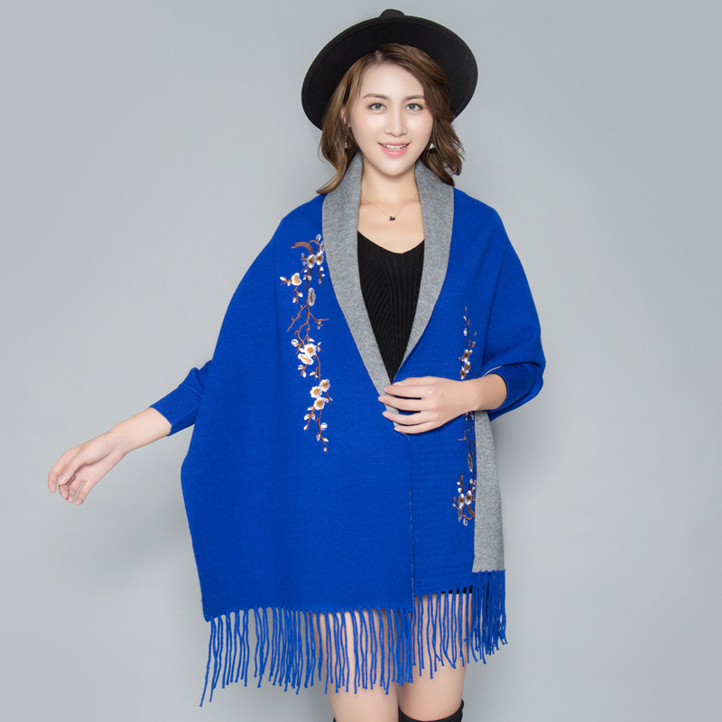 Női kötött pléd-sál ujjakkal és hímzett részletekkel, imitációs kasmír, szélesség 70 cm, monokróm mintázat