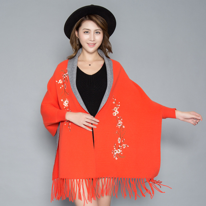 Női kötött pléd-sál ujjakkal és hímzett részletekkel, imitációs kasmír, szélesség 70 cm, monokróm mintázat