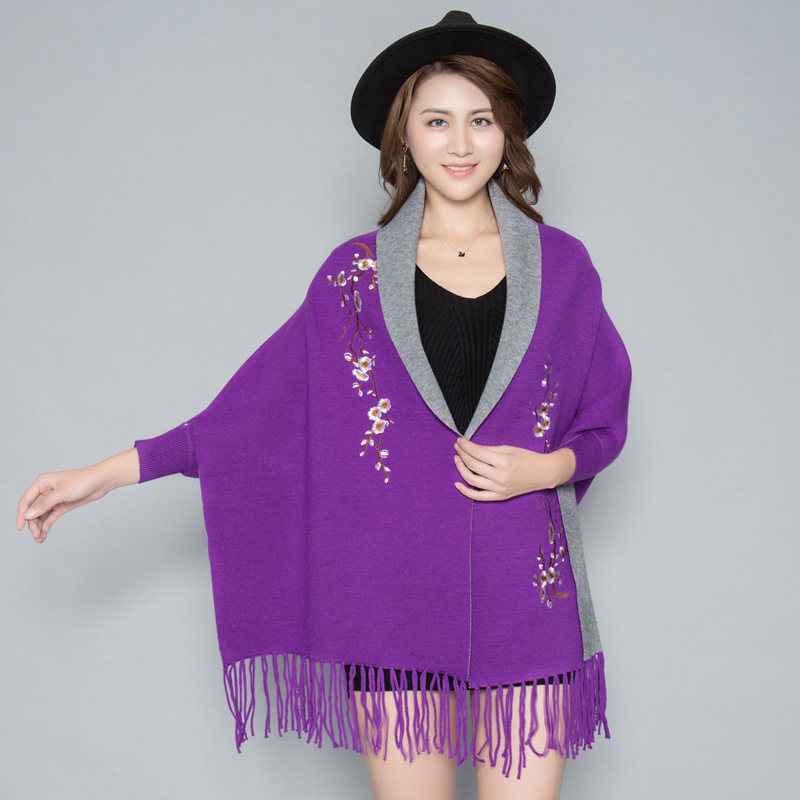 Női kötött pléd-sál ujjakkal és hímzett részletekkel, imitációs kasmír, szélesség 70 cm, monokróm mintázat