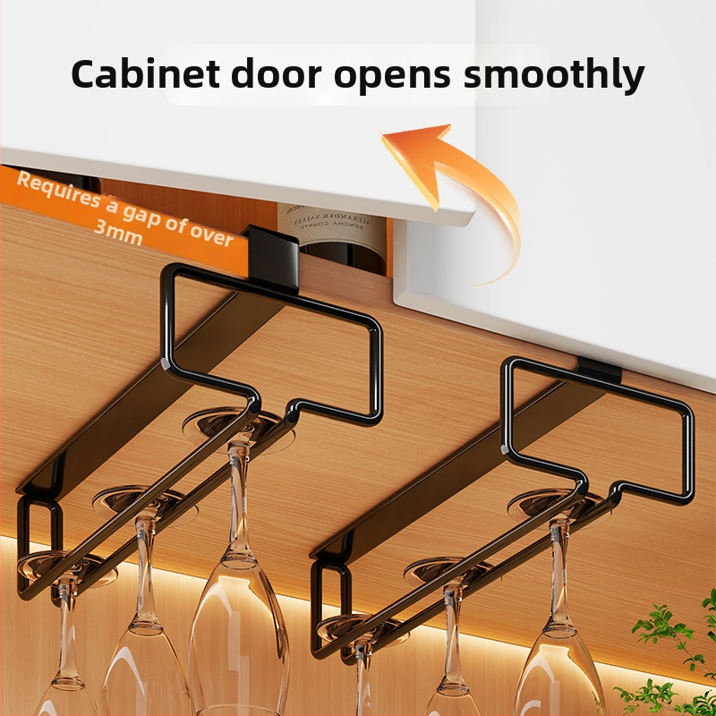 Dekoratívny stojan na víno s rhombovým mrežovým vzorom, stolový bar, naklonená ukážka, kovová konštrukcia, štýl ľahkého luxusu.