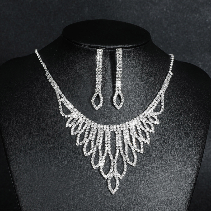 Set nakita: rhinestones, geometrijski uzorak, perljivi stil, naušnice i ogrlica