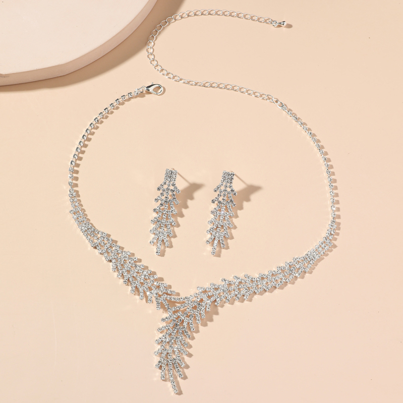 Set nakita: rhinestones, geometrijski uzorak, perljivi stil, naušnice i ogrlica