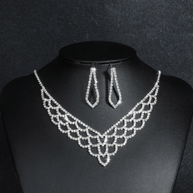 Set nakita: rhinestones, geometrijski uzorak, perljivi stil, naušnice i ogrlica