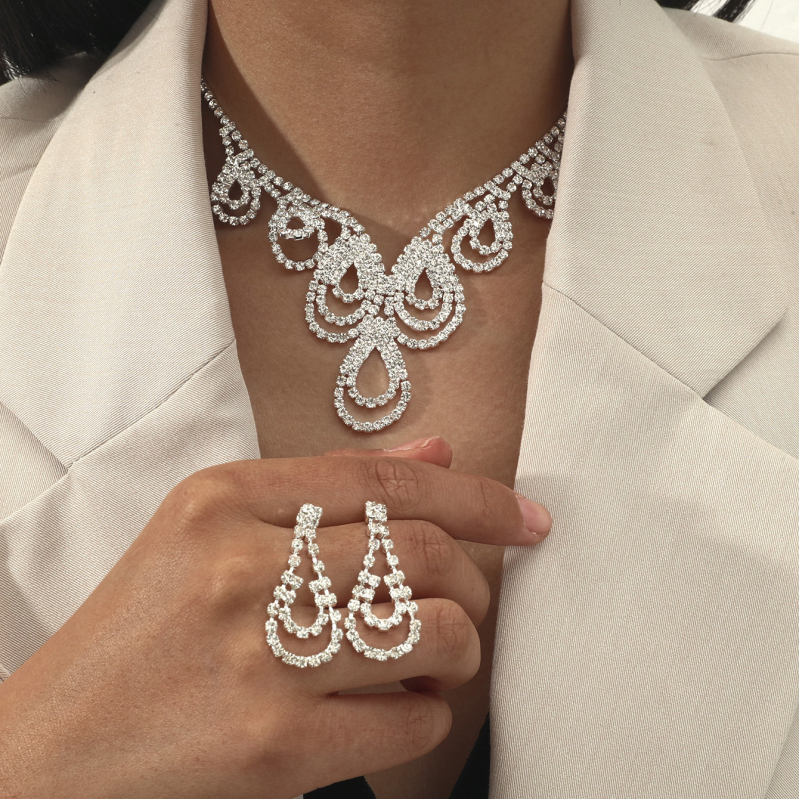 Set nakita: rhinestones, geometrijski uzorak, perljivi stil, naušnice i ogrlica