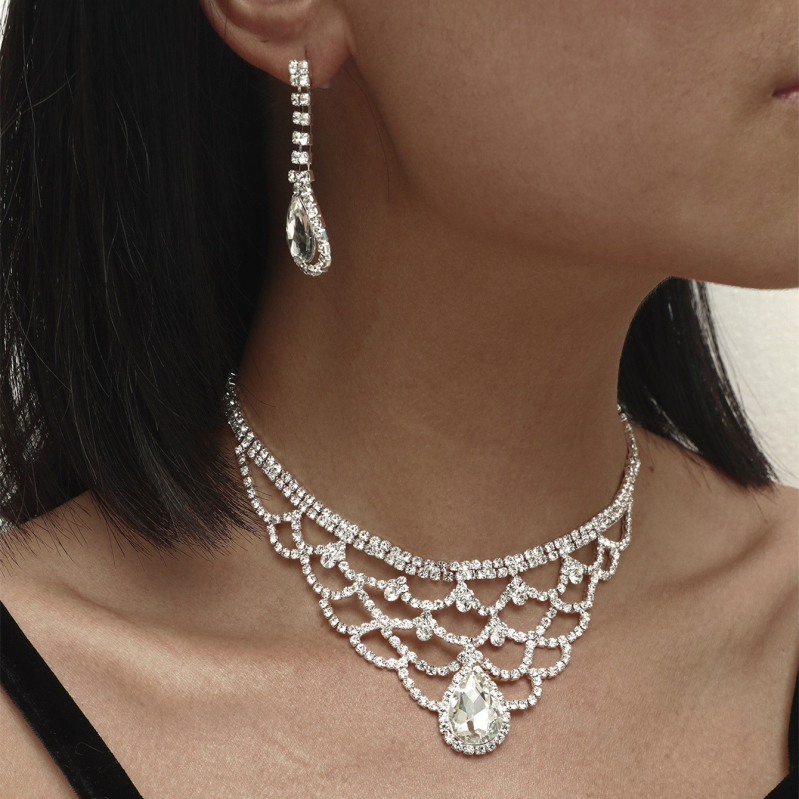 Set nakita: rhinestones, geometrijski uzorak, perljivi stil, naušnice i ogrlica