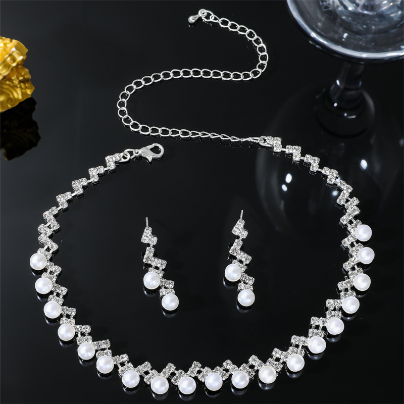 Set nakita: rhinestones, geometrijski uzorak, perljivi stil, naušnice i ogrlica