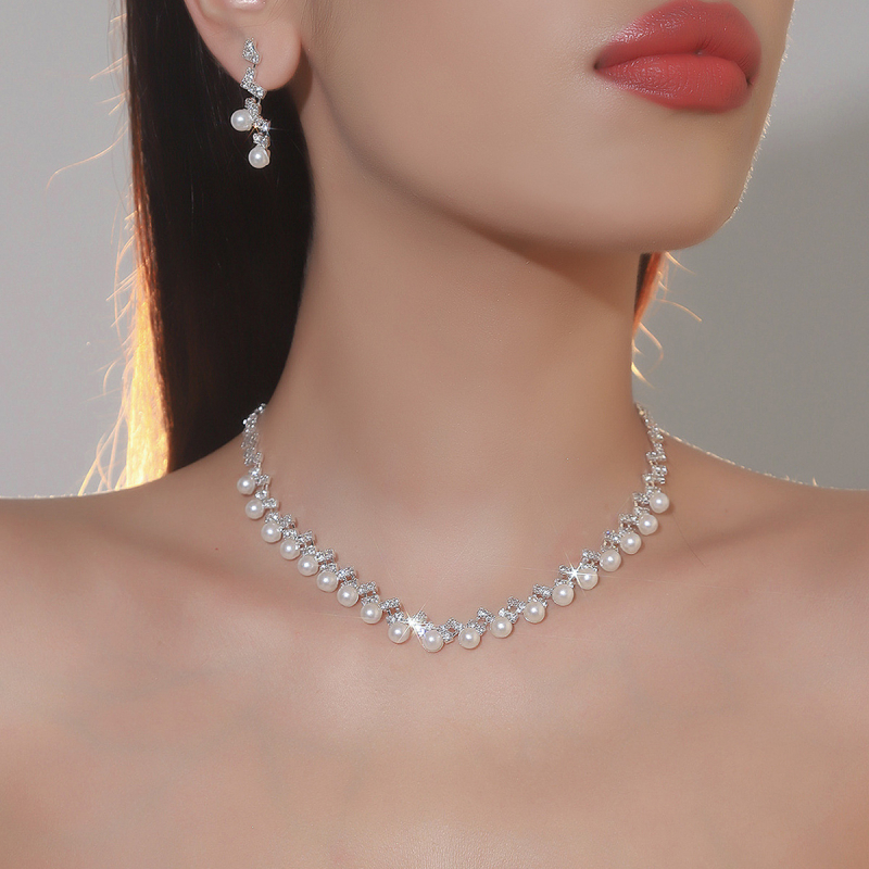 Set nakita: rhinestones, geometrijski uzorak, perljivi stil, naušnice i ogrlica