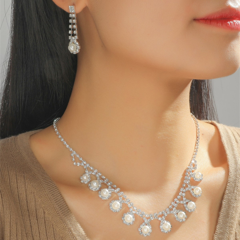 Set nakita: rhinestones, geometrijski uzorak, perljivi stil, naušnice i ogrlica