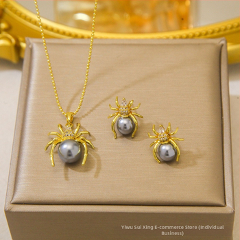 Kereszt nyaklánc kettős gyémánttal és háromszög gyémántokkal — réz, elektroplatált bevonat, O-kapcsos lánc, többszintű dizájn