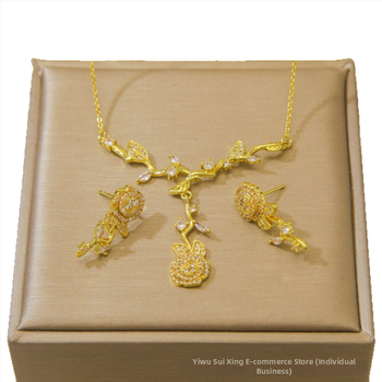 Kereszt nyaklánc kettős gyémánttal és háromszög gyémántokkal — réz, elektroplatált bevonat, O-kapcsos lánc, többszintű dizájn